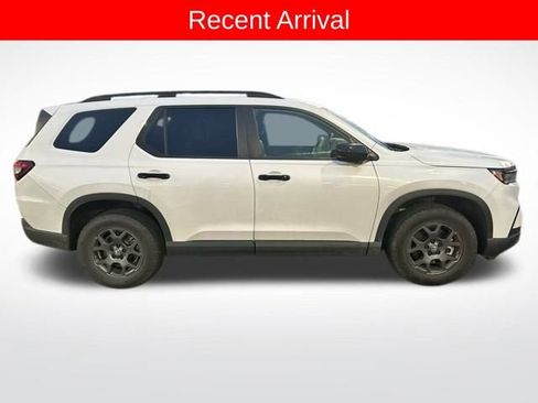 Used 2025 Honda Pilot TrailSport image 2