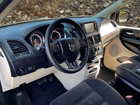 Used 2019 Dodge Grand Caravan SE w/ UConnect Hands-Free Group image 12