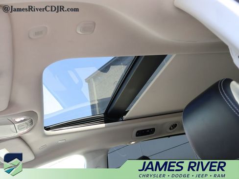 Used 2023 Chrysler Pacifica Limited image 25