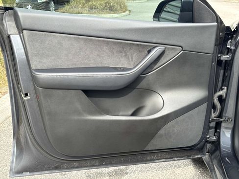 Used 2022 Tesla Model Y Long Range image 19