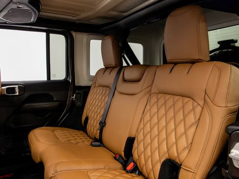 Used 2025 Jeep Wrangler Sahara image 34