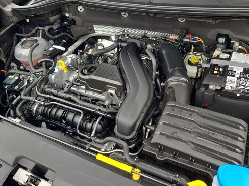 Certified 2025 Volkswagen Taos SE image 28