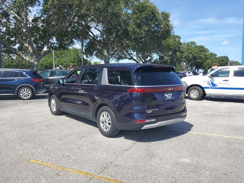 Used 2022 Kia Carnival LX image 3