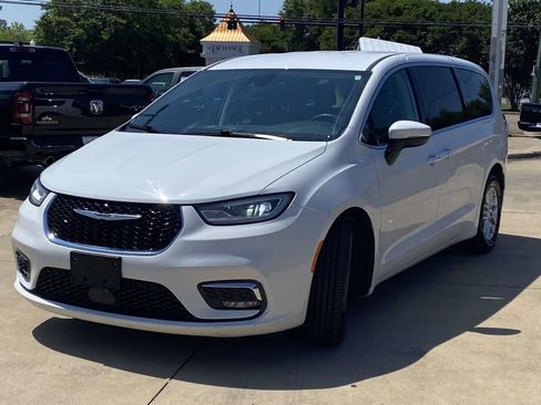 Used 2023 Chrysler Pacifica Touring-L FWD image 3