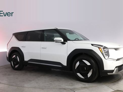 Used 2024 Kia EV9 Light Long Range RWD image 14