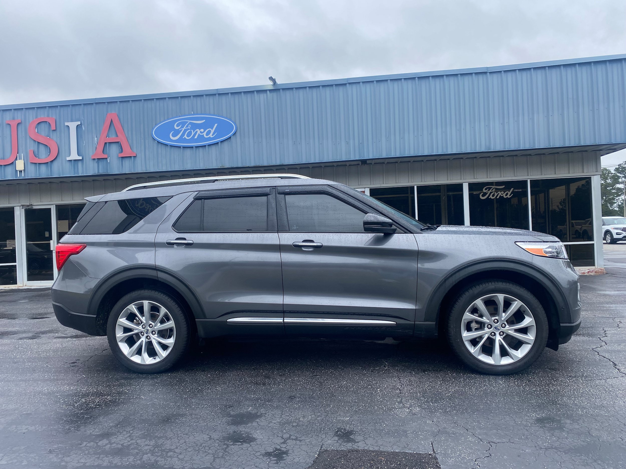 Used 2021 Ford Explorer Platinum w/ Equipment Group 601A AWD/4WD image 2