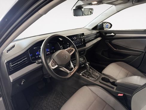 Used 2025 Volkswagen Jetta SE FWD image 10