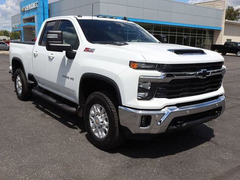 Used 2025 Chevrolet Silverado 2500 LT w/ Safety Package AWD/4WD image 2
