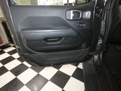 Used 2022 Jeep Wrangler Unlimited Sahara image 20