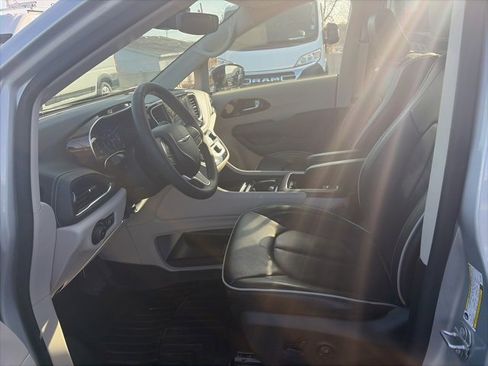 Used 2024 Chrysler Pacifica Limited w/ Uconnect Theater Family Group image 10