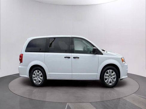 Used 2019 Dodge Grand Caravan SE w/ UConnect Hands-Free Group image 10