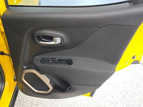 Used 2017 Jeep Renegade Latitude w/ Popular Equipment Group image 10