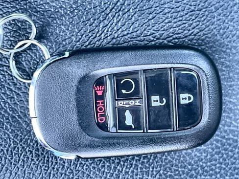 Used 2025 Honda Pilot Touring image 21