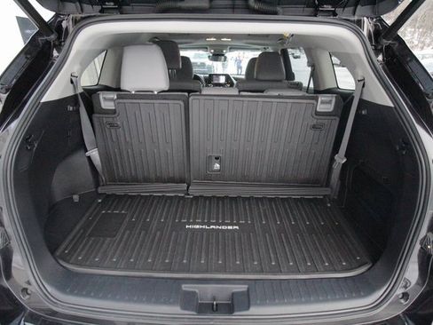 Used 2022 Toyota Highlander XLE image 10