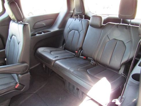 Used 2025 Chrysler Pacifica Select FWD image 33