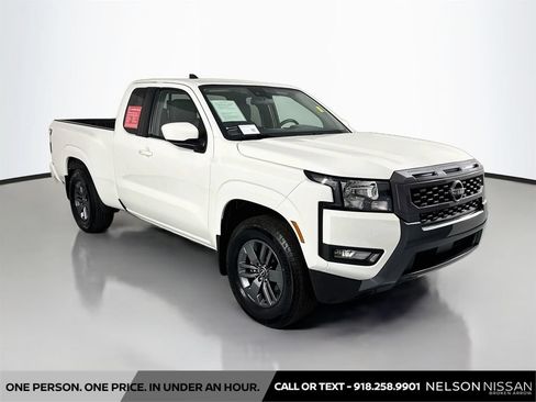 Used 2025 Nissan Frontier SV w/ SV Convenience Package RWD image 3