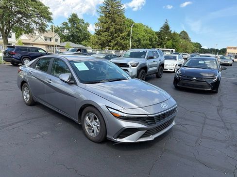 Used 2025 Hyundai Elantra SE w/ Cargo Package FWD image 4