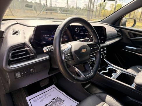 Used 2025 Chevrolet Traverse LT image 16