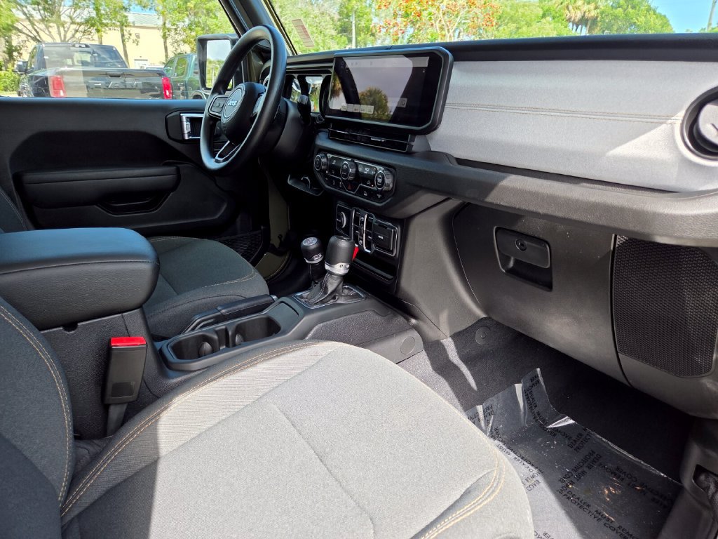 Used 2025 Jeep Gladiator Sport AWD/4WD image 14