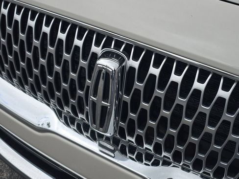 Used 2022 Lincoln Nautilus FWD w/ Premium Package image 6