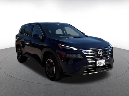 Used 2025 Nissan Rogue SV FWD image 2