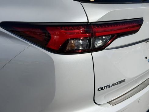 Used 2023 Mitsubishi Outlander SE Black Edition image 8