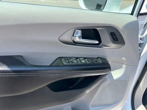 Used 2022 Chrysler Pacifica Touring-L FWD image 33