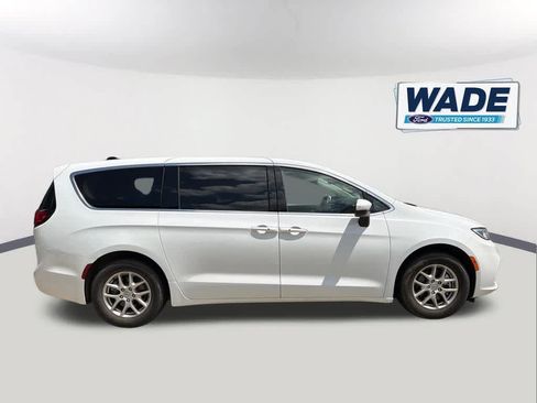 Used 2023 Chrysler Pacifica Touring-L FWD image 4