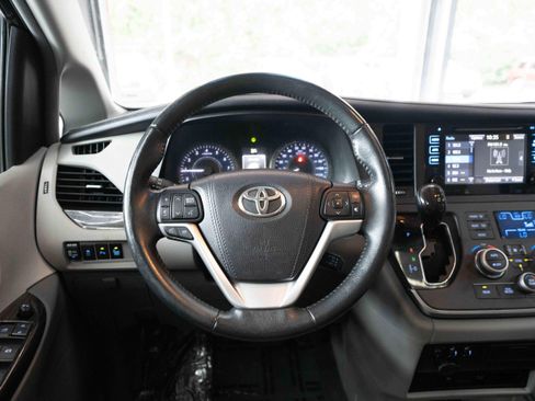 Used 2017 Toyota Sienna XLE Premium FWD image 21