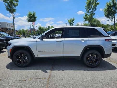 New 2025 Jeep Grand Cherokee Limited w/ Luxury Tech Group II image 4