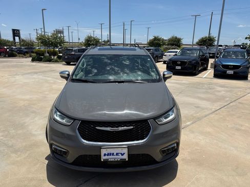 Used 2022 Chrysler Pacifica Limited FWD image 2