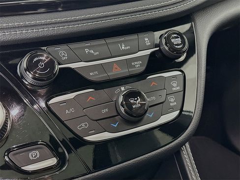 Used 2025 Chrysler Pacifica Limited image 21