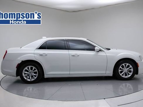 Used 2016 Chrysler 300 Limited RWD image 2