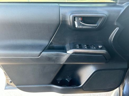 Used 2018 Toyota Tacoma TRD Off-Road image 10