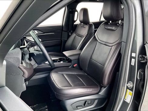 Used 2025 Ford Explorer Platinum RWD image 31