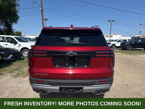 Used 2025 Chevrolet Traverse LT w/ Driver Confidence Package FWD image 3