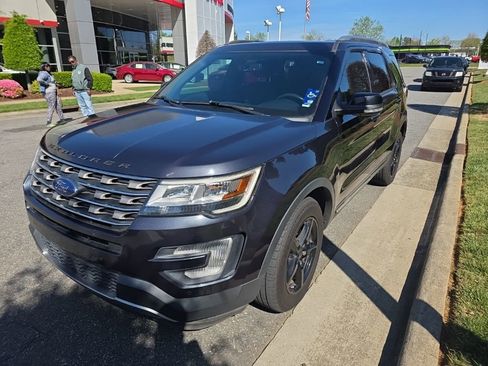 Used 2017 Ford Explorer XLT w/ Equipment Group 202A image 2