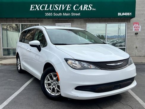 Used 2023 Chrysler Voyager LX image 1