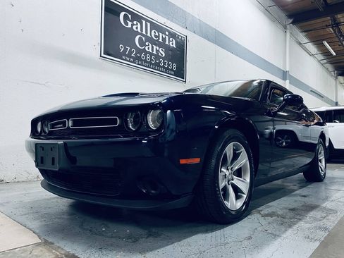 Used 2015 Dodge Challenger SXT RWD image 2
