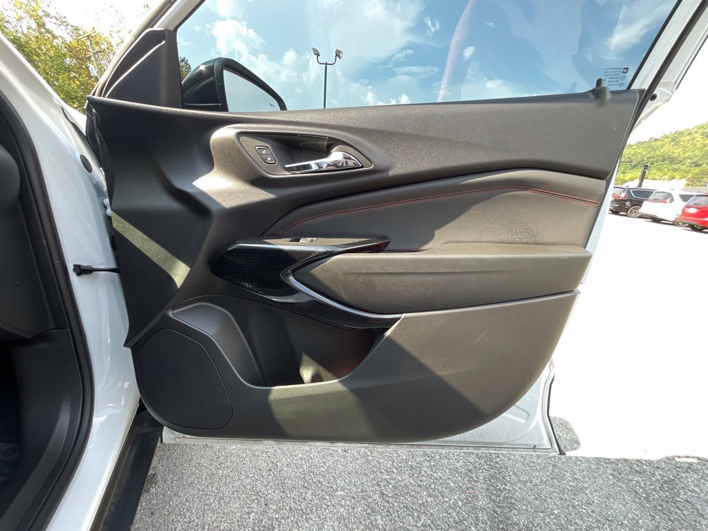 Used 2024 Chevrolet Trax RS w/ Sunroof Package FWD image 21