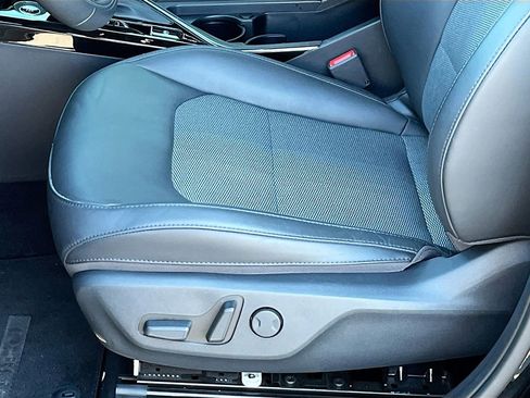 Certified 2023 Kia Niro EX Touring image 19