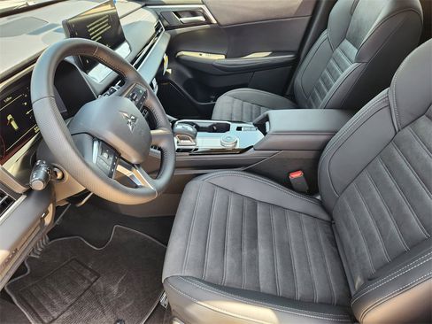 New 2025 Mitsubishi Outlander SE image 9