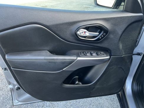 Used 2022 Jeep Cherokee Limited image 31