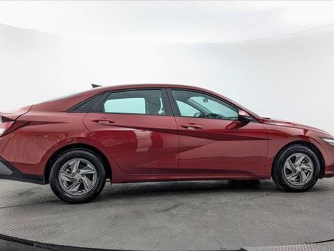 Used 2025 Hyundai Elantra SE w/ Cargo Package FWD image 9