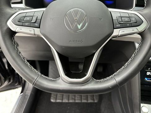 Certified 2025 Volkswagen Taos SE image 16