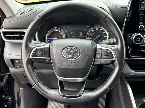 Used 2022 Toyota Highlander XLE image 19