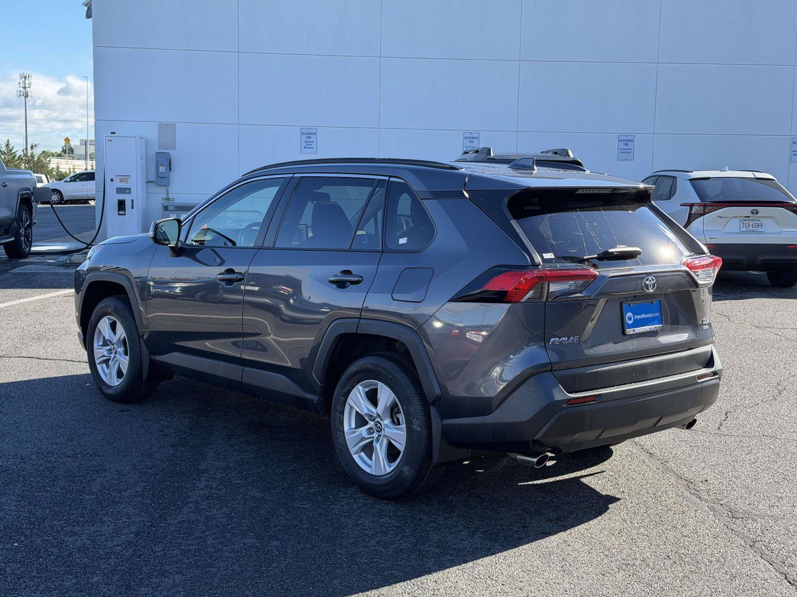 Used 2020 Toyota RAV4 XLE w/ Convenience Package AWD/4WD image 3