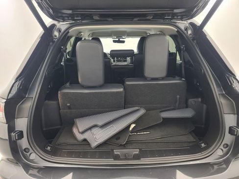 Used 2025 Mitsubishi Outlander SE image 19