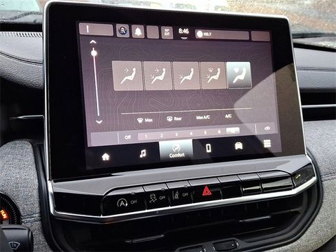 Used 2024 Jeep Compass Latitude image 16