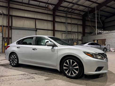 Used 2017 Nissan Altima 2.5 SL w/ Technology Package image 3
